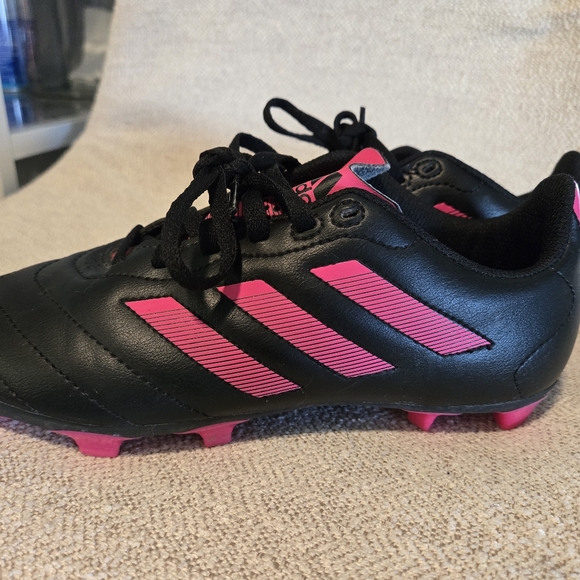 Black and pink size 3.5 ⚽ cleats - Picture 4 of 6